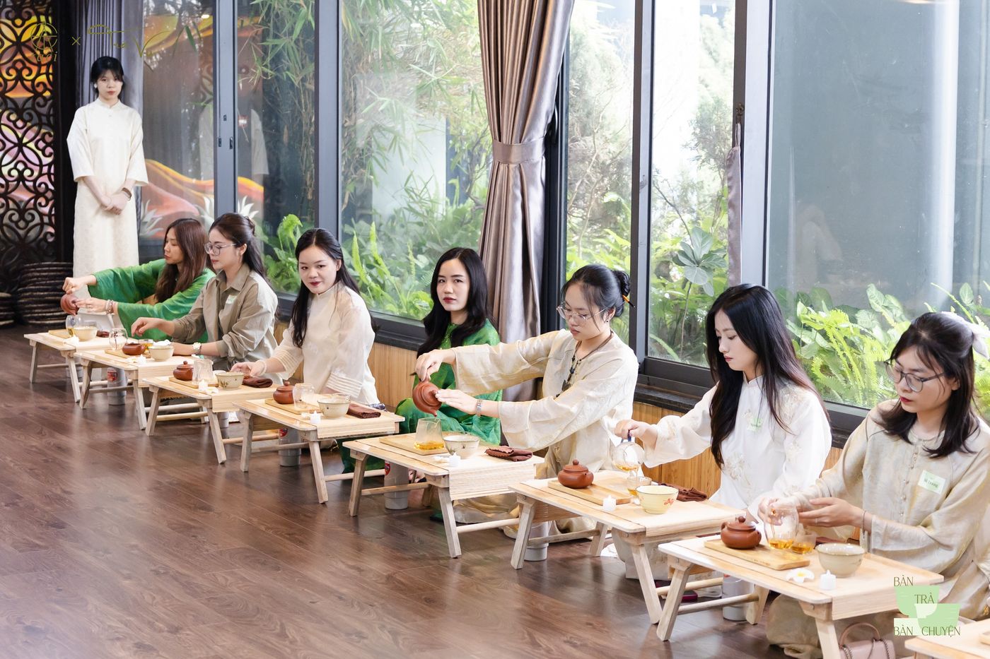 Học viên thực hành pha trà quanh bàn thấp