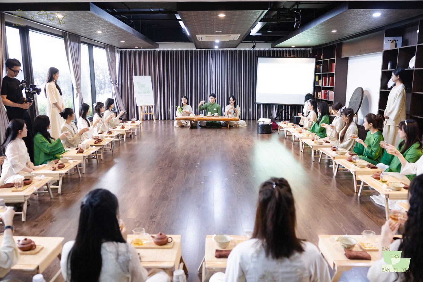 Học viên cùng thực hành pha trà
