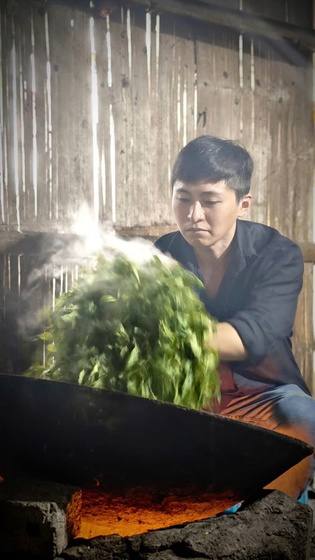 Sao chè thủ công trên chảo