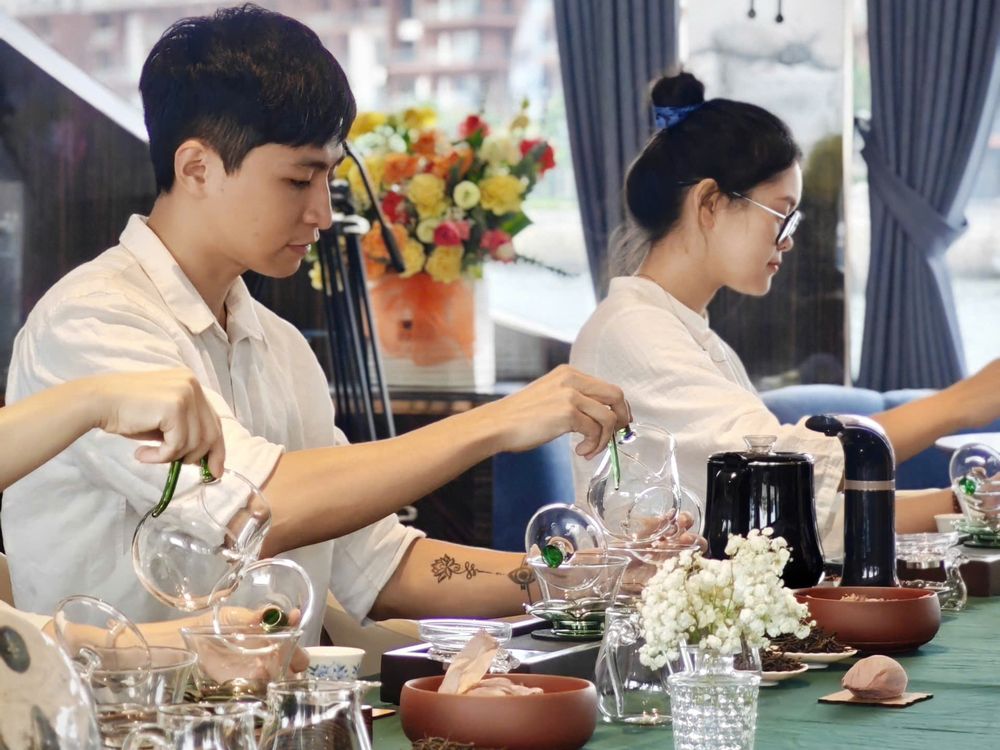 Trà Vũ pha trà bằng bình thủy tinh