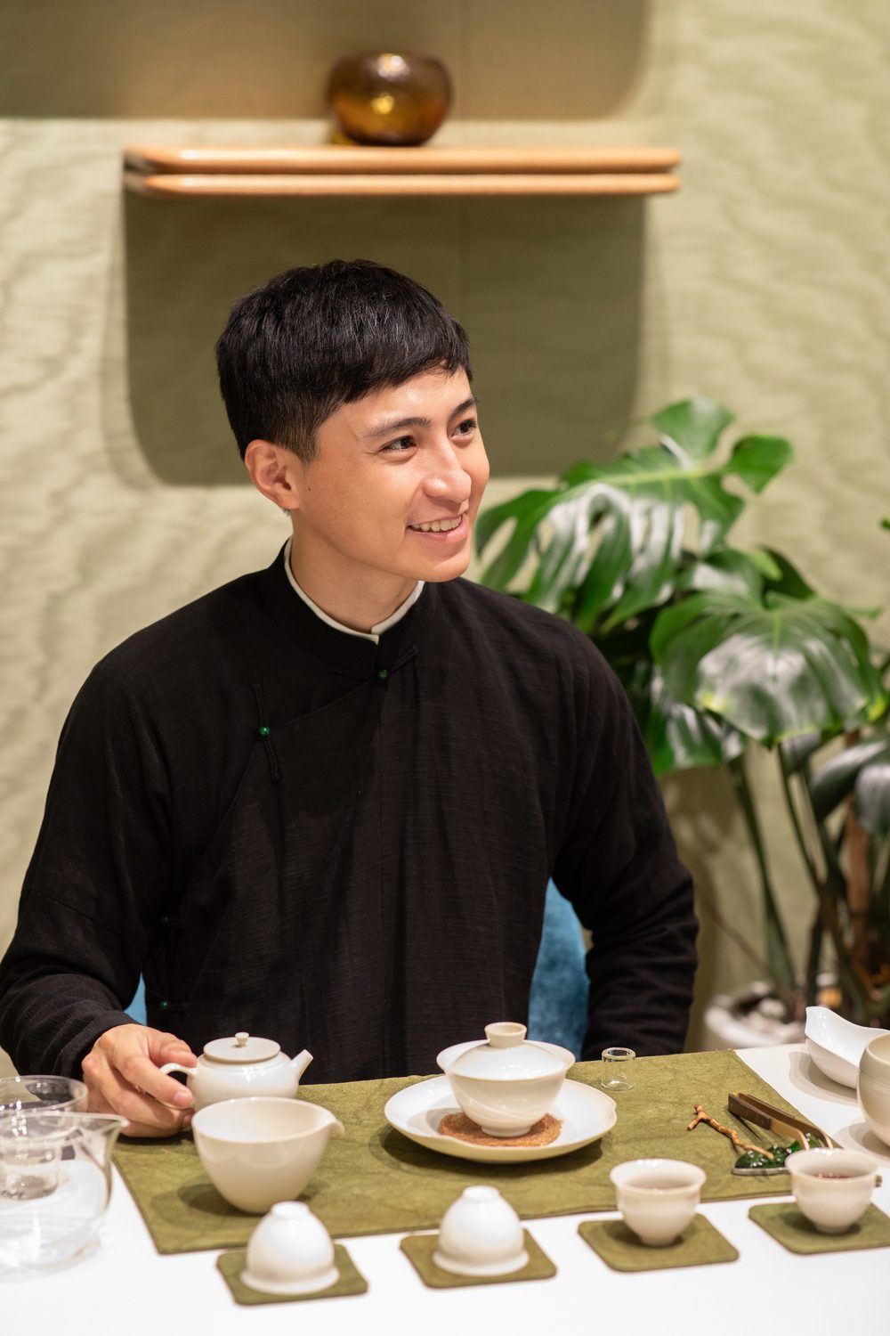 Chân dung Trần Phi Vũ (Trà Vũ) bên bàn trà