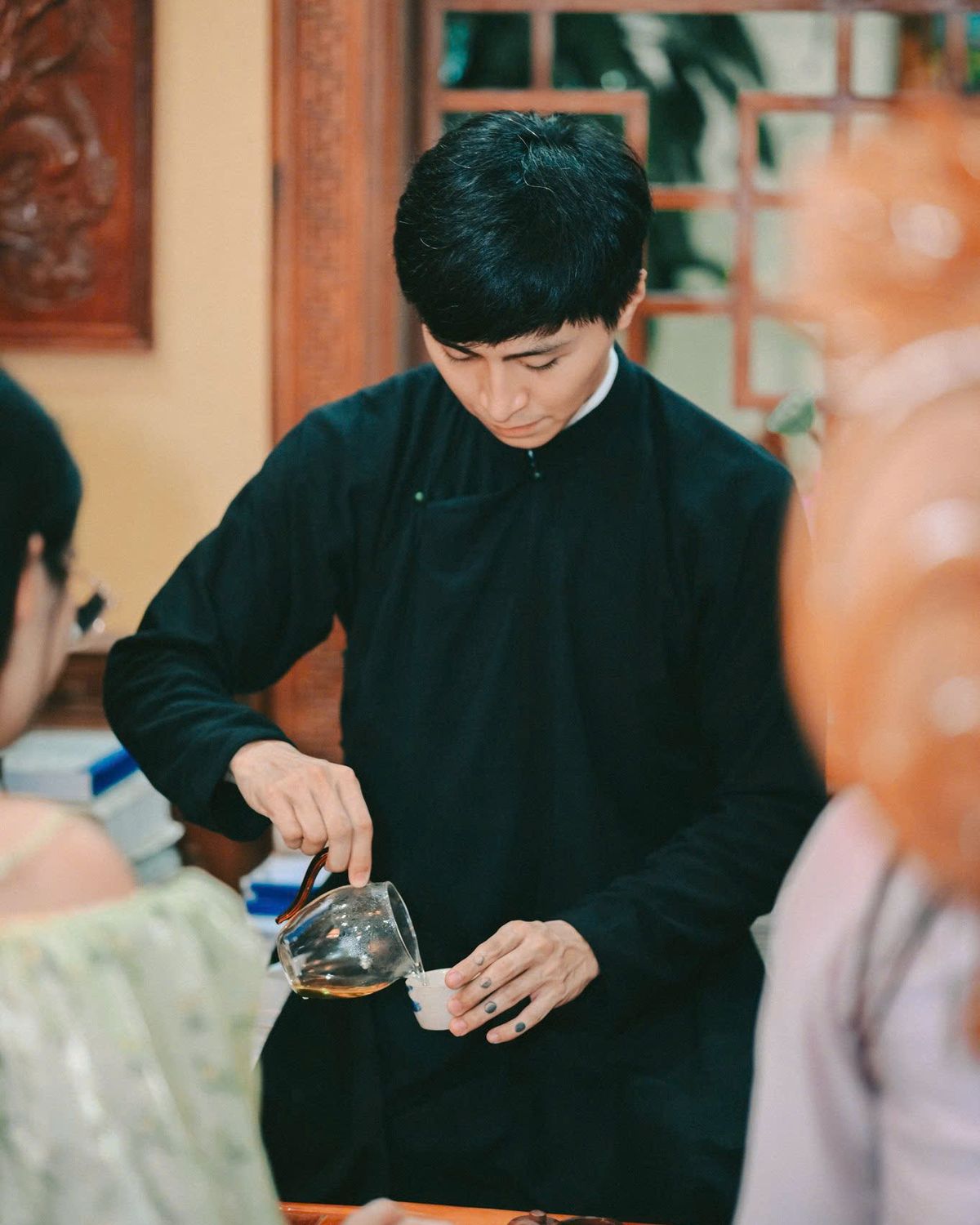 Trà Vũ rót trà mời khách