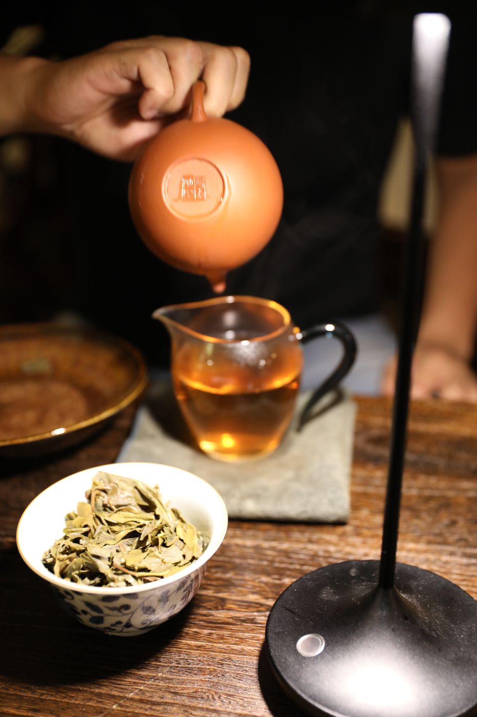 Rót trà dưới ánh đèn trong đêm nhạc