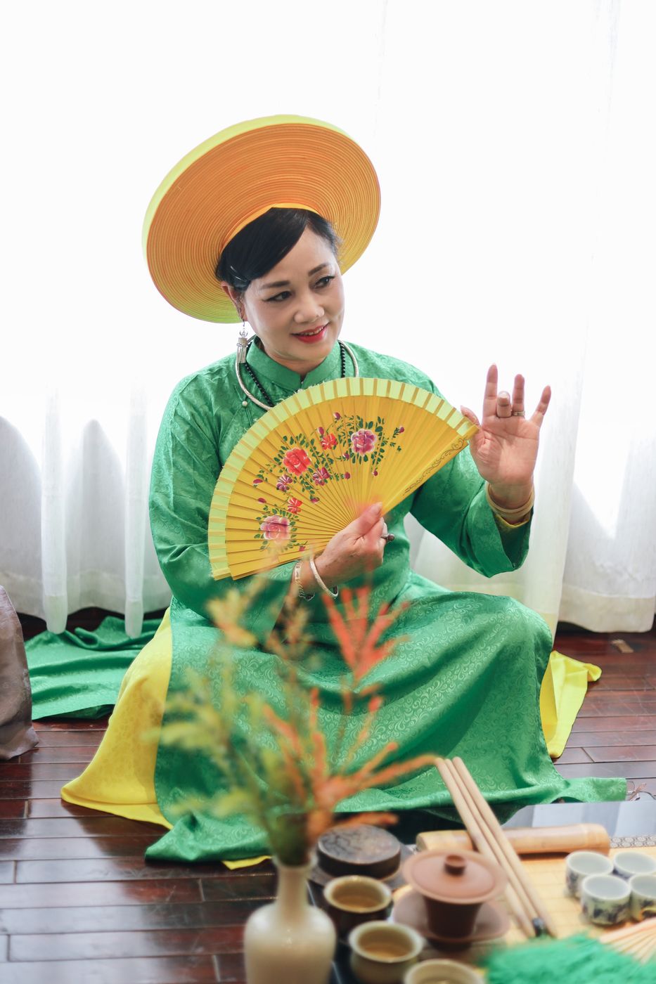 Nghệ nhân hát văn trong cổ phục bên bàn trà