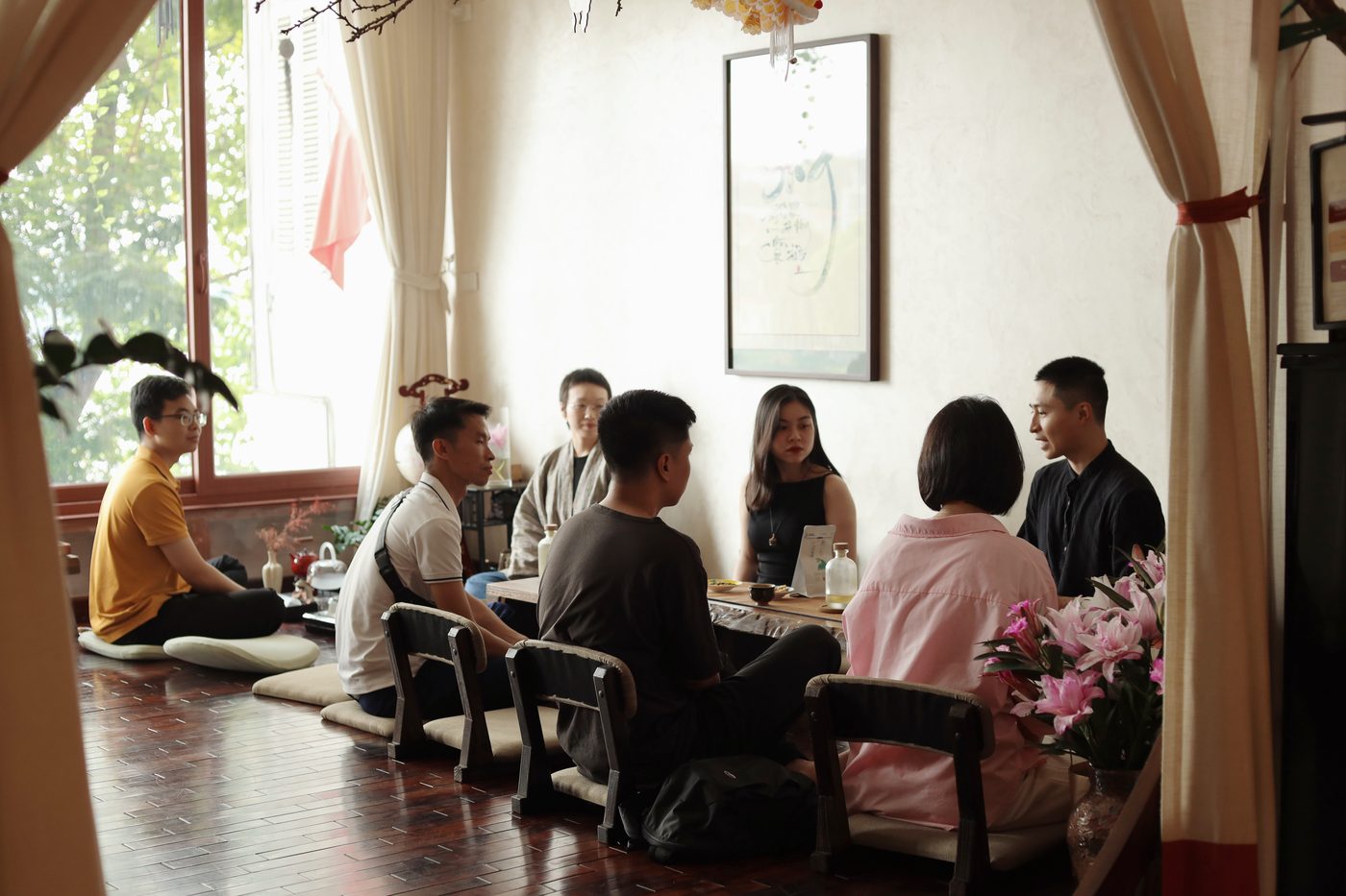 Trà khách quây quần bên bàn trà tại Trà Hội Chủ nhật